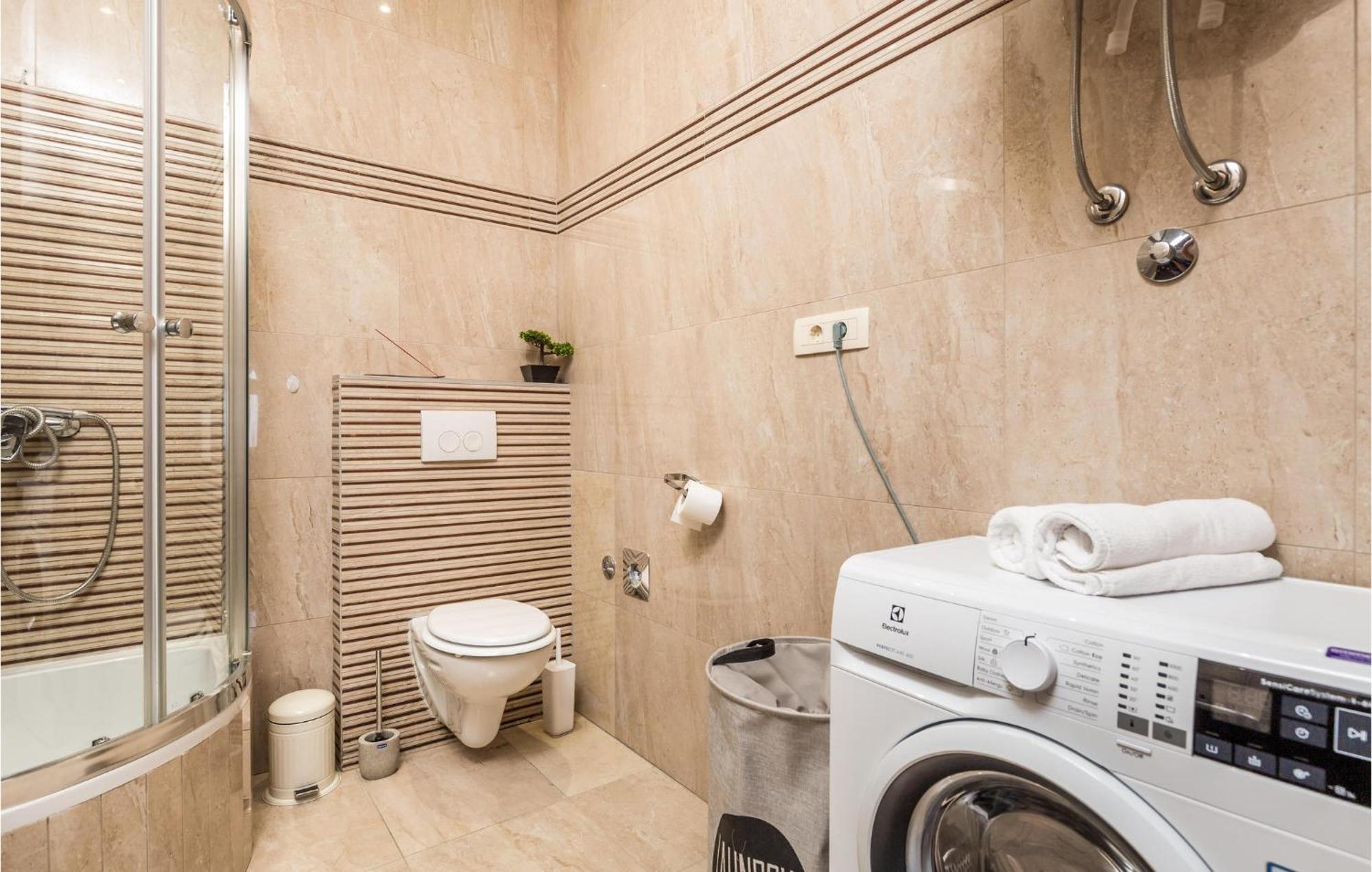 2 Bedroom Amazing Apartment In Rijeka Exterior foto